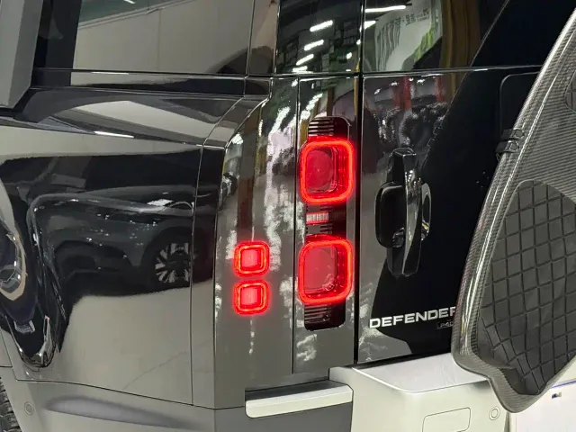 Land Rover Defender — Фото автомобиля 9