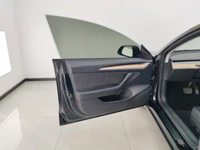 Tesla Model 3 — Фото автомобиля 7