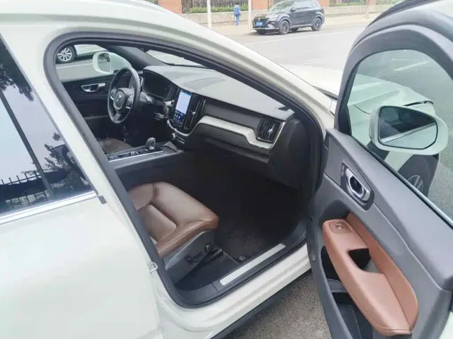 Volvo XC60 — Фото автомобиля 13