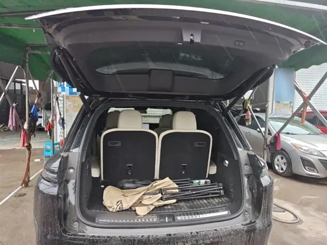 Li Auto L8 — Фото автомобиля 18