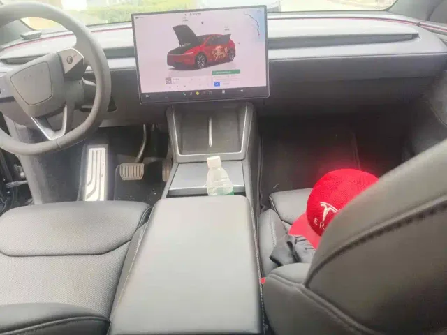 Tesla Model Y L — Фото автомобиля 12