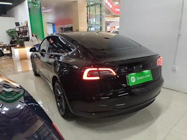 Tesla Model 3 — Фото автомобиля 4