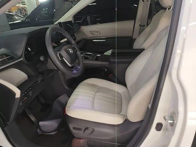 Toyota Sienna — Фото автомобиля 14