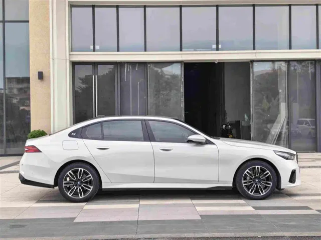 BMW 5 Series — Фото автомобиля 7