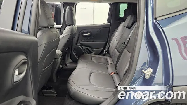 Jeep Renegade — Фото автомобиля 11