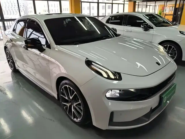 Lynk & Co 03 — Фото автомобиля 3