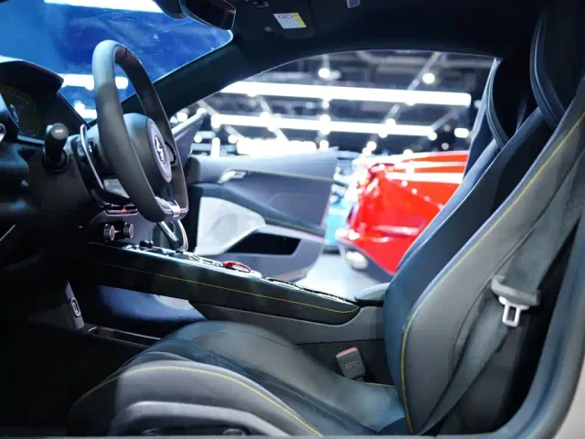 Lotus Emira — Фото автомобиля 11