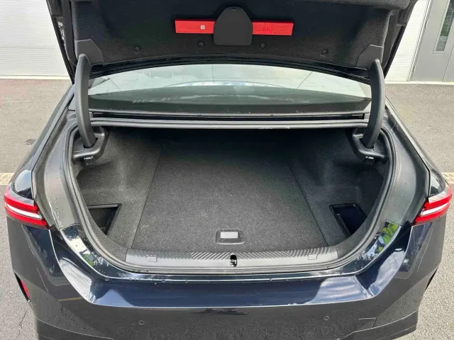 BMW i5 — Фото автомобиля 5