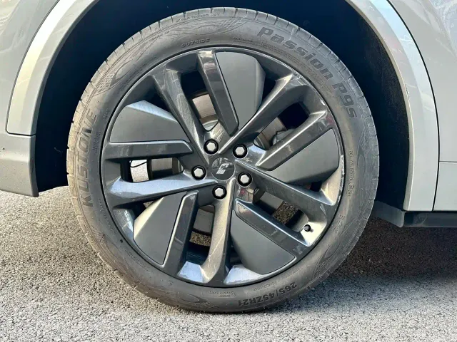 Li Auto L8 — Фото автомобиля 10