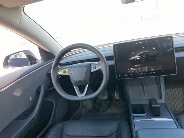 Tesla Model 3 — Фото автомобиля 10