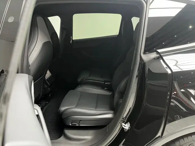 Tesla Model Y L — Фото автомобиля 9