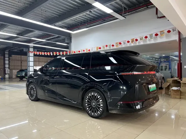 Xpeng X9 — Фото автомобиля 7