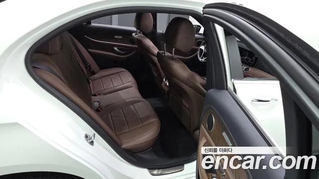 Mercedes-Benz E-Class — Фото автомобиля 26