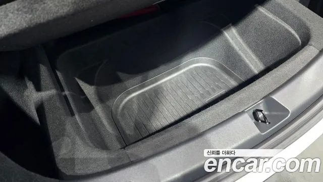 Tesla Model Y — Фото автомобиля 23