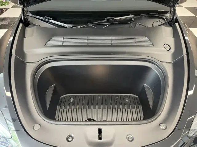 Tesla Model Y — Фото автомобиля 12
