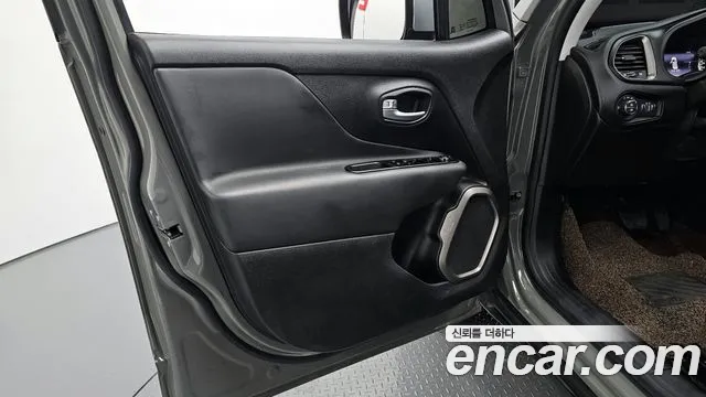 Jeep Renegade — Фото автомобиля 19