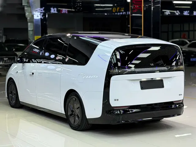 Li Auto MEGA — Фото автомобиля 13