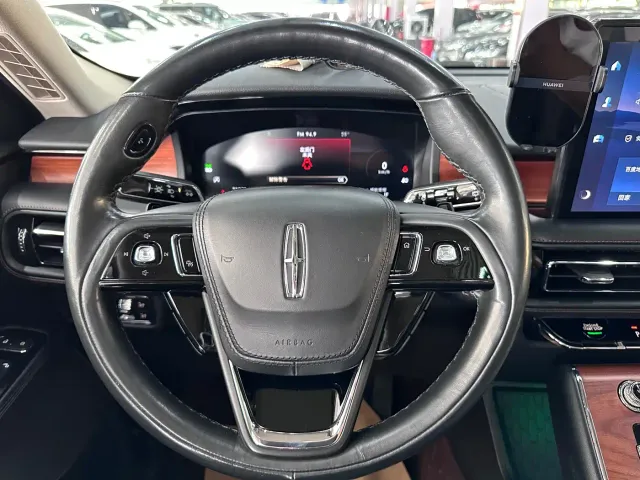 Lincoln Aviator — Фото автомобиля 14
