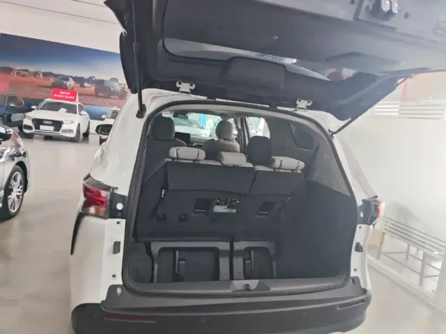 Toyota Sienna — Фото автомобиля 18