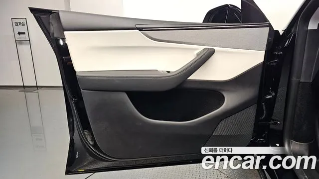 Tesla Model Y — Фото автомобиля 12