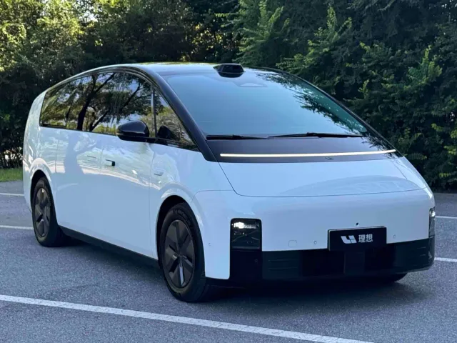 Li Auto MEGA — Фото автомобиля 2