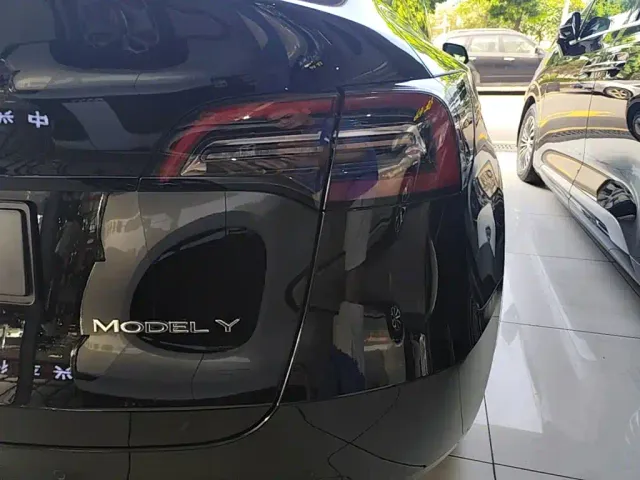 Tesla Model Y — Фото автомобиля 7