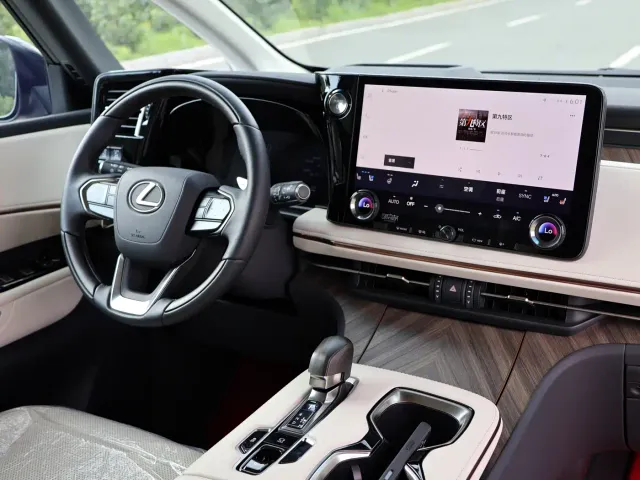 Lexus LM — Фото автомобиля 11