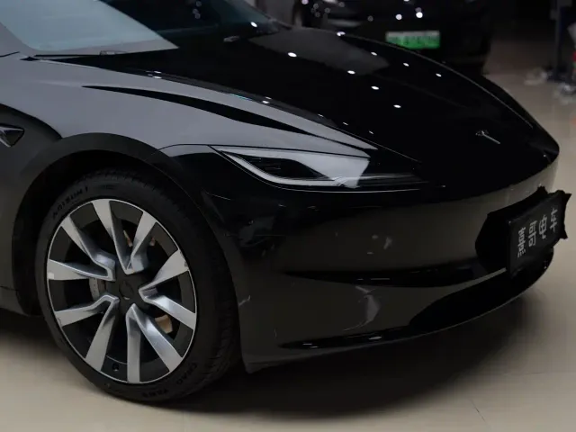 Tesla Model 3 — Фото автомобиля 8