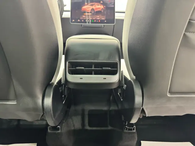 Tesla Model Y — Фото автомобиля 19