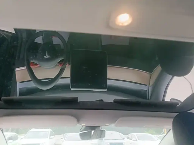 Tesla Model 3 — Фото автомобиля 17