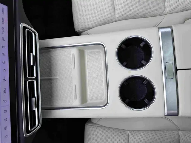 Li Auto L8 — Фото автомобиля 13