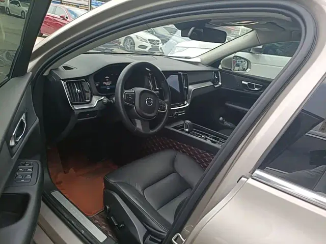 Volvo S60 — Фото автомобиля 14