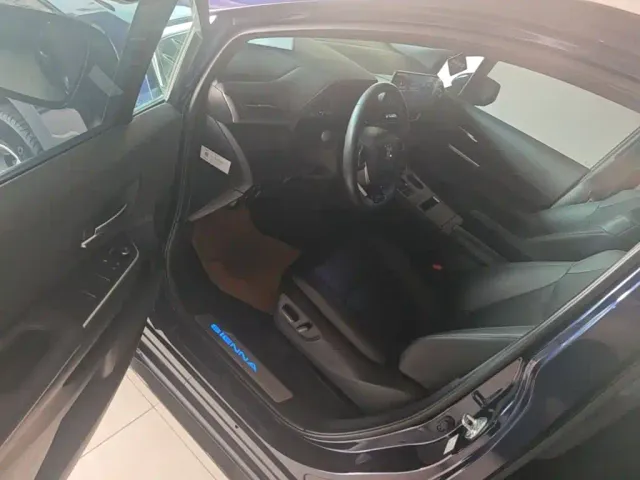 Toyota Sienna — Фото автомобиля 15