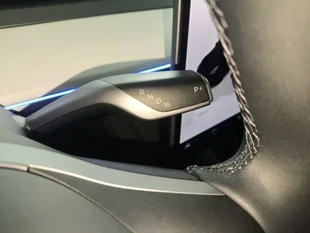 Tesla Model Y — Фото автомобиля 13