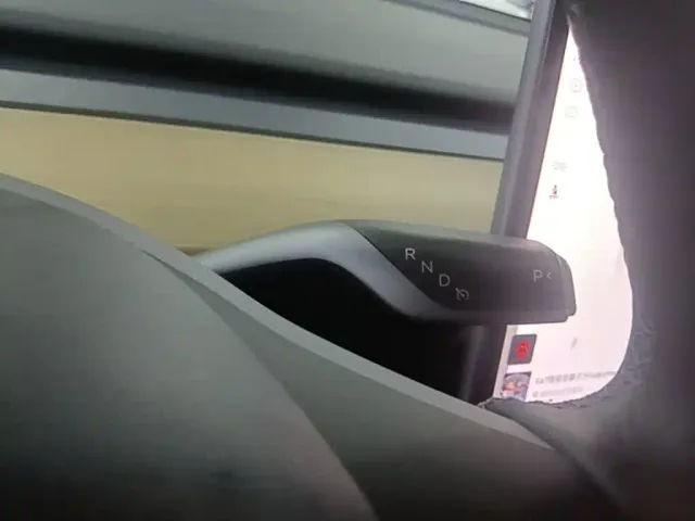 Tesla Model Y — Фото автомобиля 13