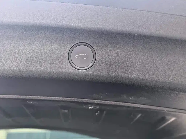 Tesla Model Y — Фото автомобиля 13