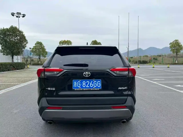 Toyota RAV4 — Фото автомобиля 4