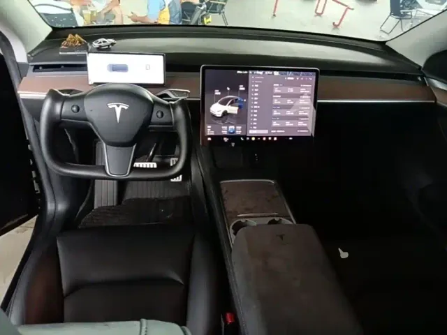 Tesla Model Y — Фото автомобиля 5