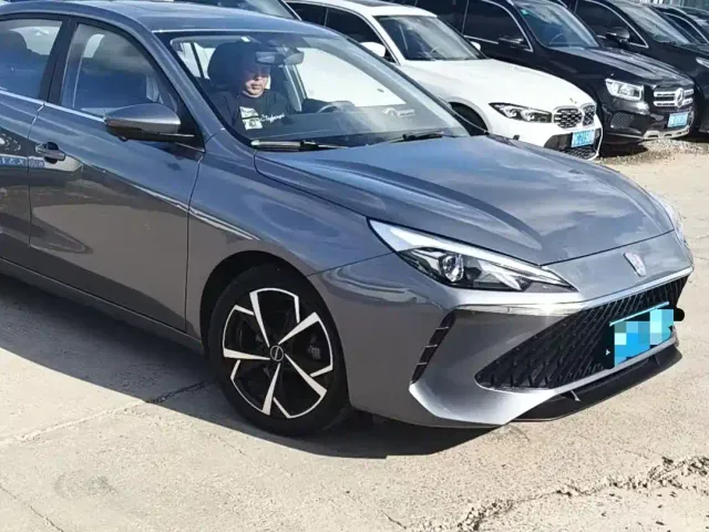 Roewe i5 — Фото автомобиля 3