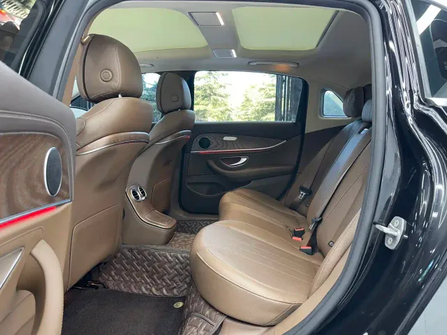 Mercedes-Benz E-Class — Фото автомобиля 17