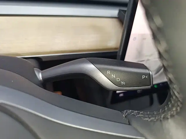 Tesla Model Y — Фото автомобиля 13