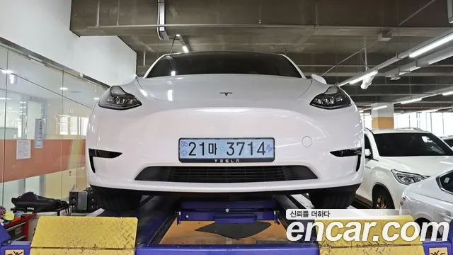 Tesla Model Y — Фото автомобиля 16