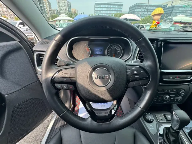 Jeep Cherokee — Фото автомобиля 6