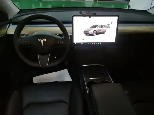 Tesla Model Y — Фото автомобиля 9