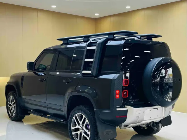 Land Rover Defender — Фото автомобиля 7
