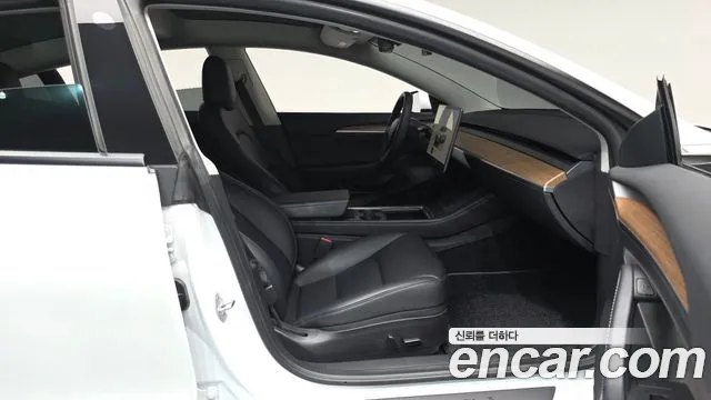 Tesla Model 3 — Фото автомобиля 16