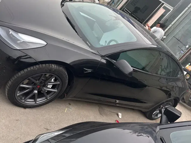 Tesla Model 3 — Фото автомобиля 3