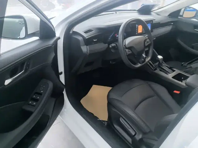 Roewe i5 — Фото автомобиля 15