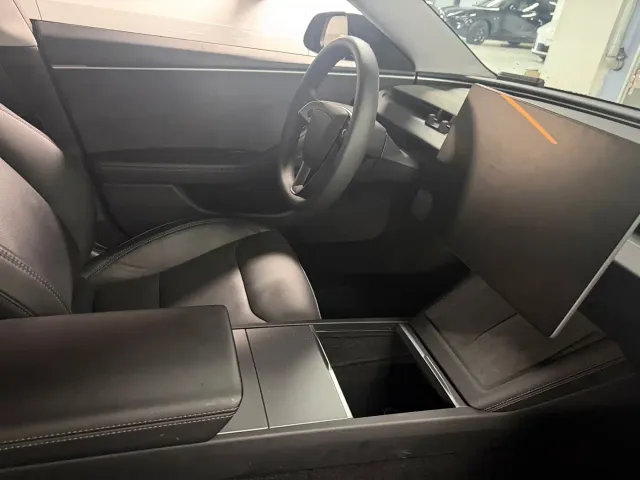 Tesla Model 3 — Фото автомобиля 11