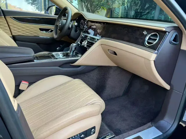 Bentley Flying Spur 2021 4.0T V8 Standard Version — Фото автомобиля 5